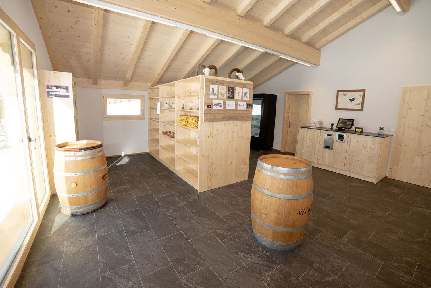 L'intérieur en bois du magasin de vente directe