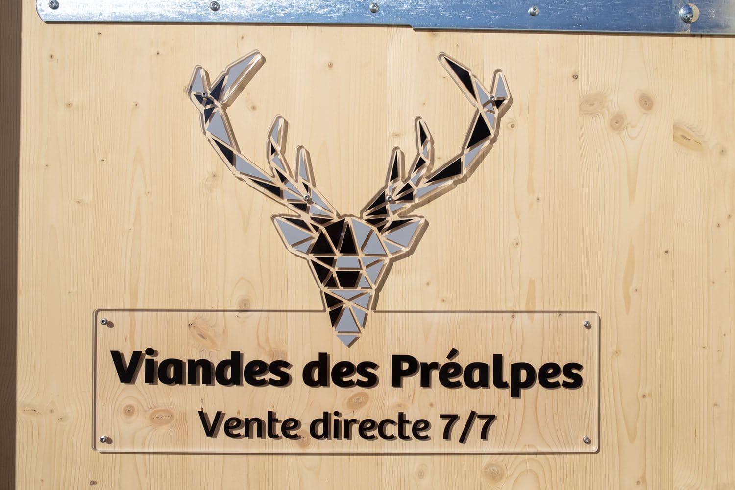 L'enseigne au cerf de la vente directe Viandes des Préalpes
