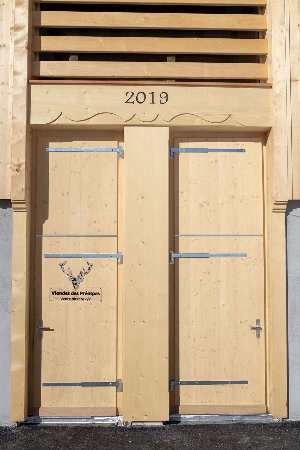 La porte de la grange datée 2019
